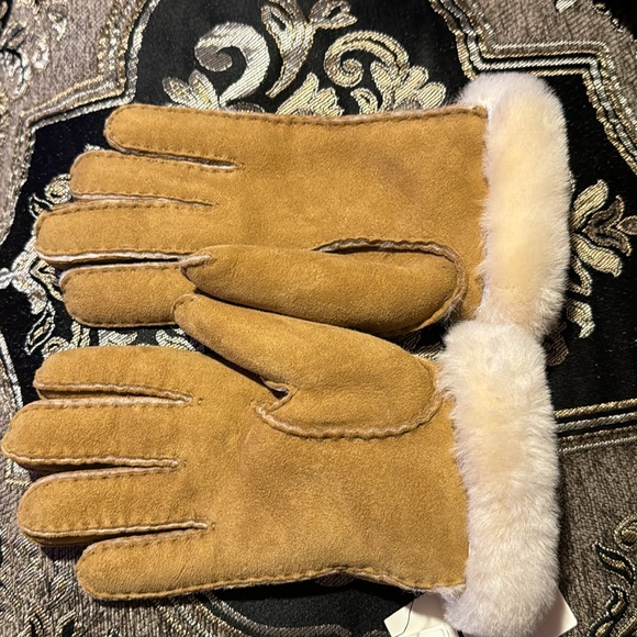 NWT UGG Women Size  M Tan Gloves - Picture 5 of 6